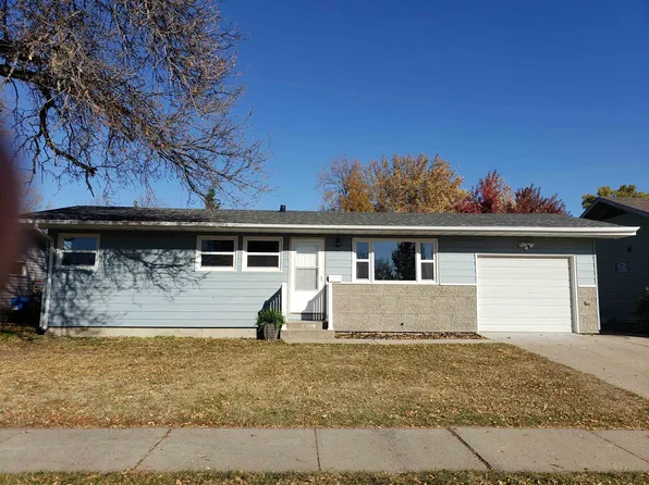 2004 1st Ave SW, Minot, ND 58701