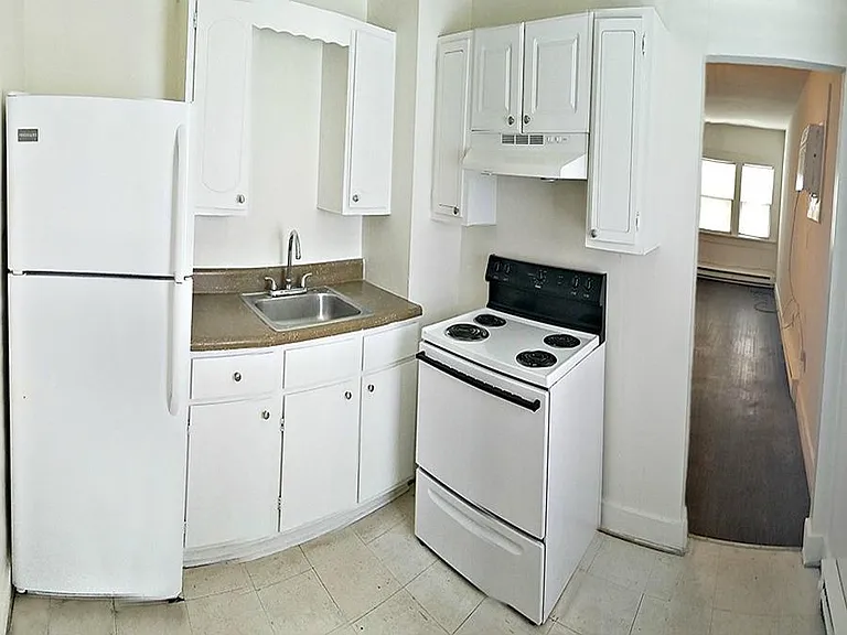 824 W 42nd St — Photo 3