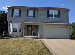 1009 Carriage Hill Dr, Fenton, MI 48430