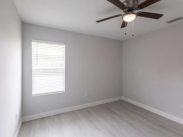 2113 Como St — Photo 24