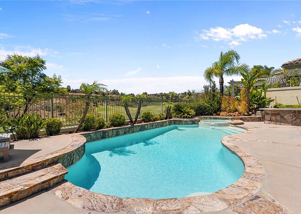 1st image of 17 Golf View Dr