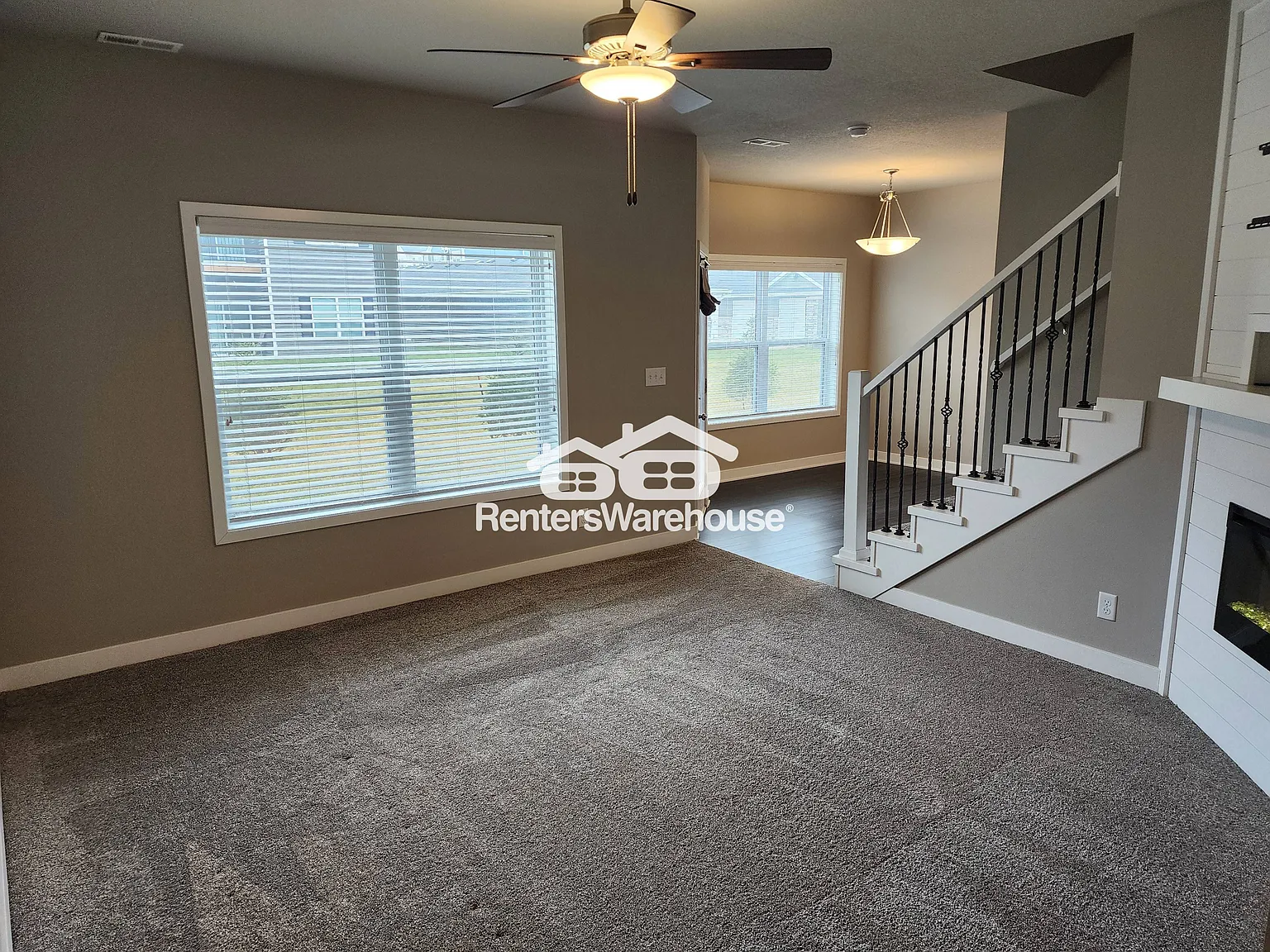 3 Bedroom Townhome with 2 Car Garage — Photo 3