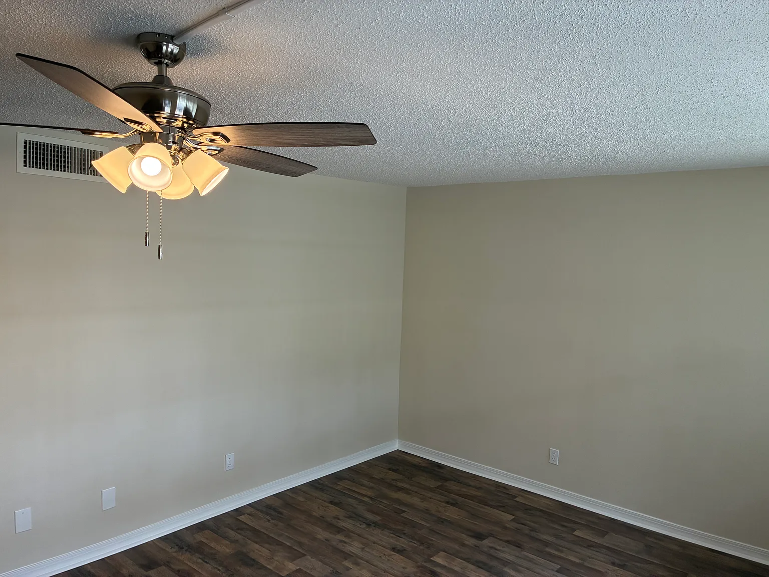 Completely Remodeled 1/1 Condo @ Winston Park — Photo 2
