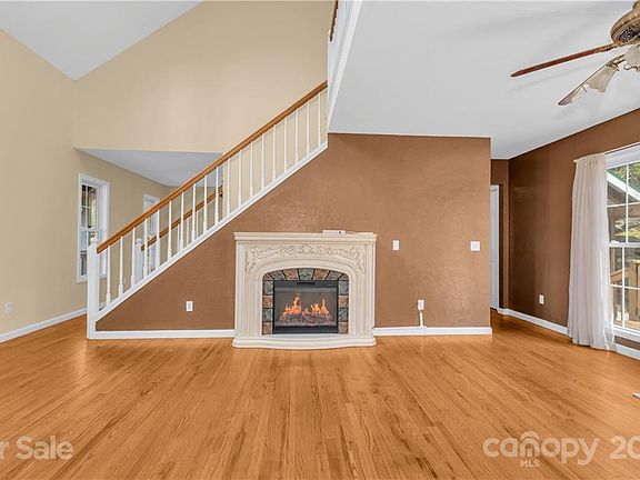 5th image of 14 Greenview Dr