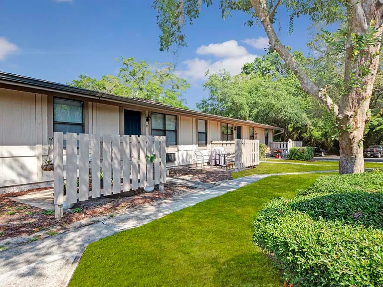 Oak Shade Apartments — Photo 9