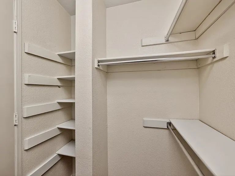 Aurora (Classic) - 1 Bed / 1 Bath - 700 Sq.Ft.