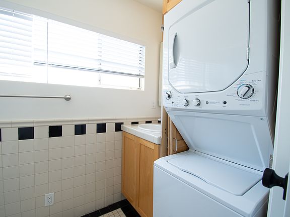 3rd image of 435 S Palm Dr APT 1