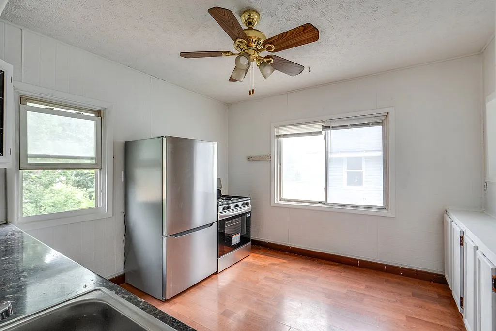 3 bed, 1.5 bath, 1000 sqft, $1,275 — Photo 2