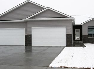 918 N 106th St, Lincoln, NE 68527