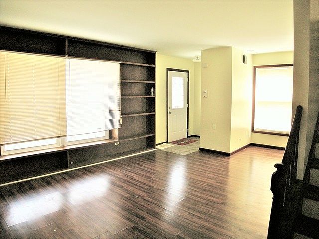 1st image of 543 Manor Cir #543