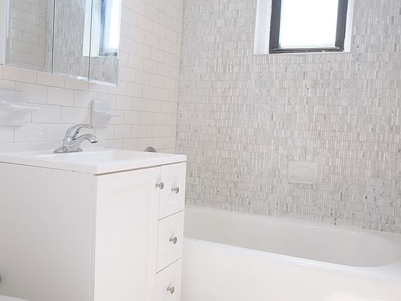5th image of 2574 33rd St #4E