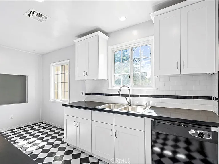 7721 Oakdale Ave — Photo 8