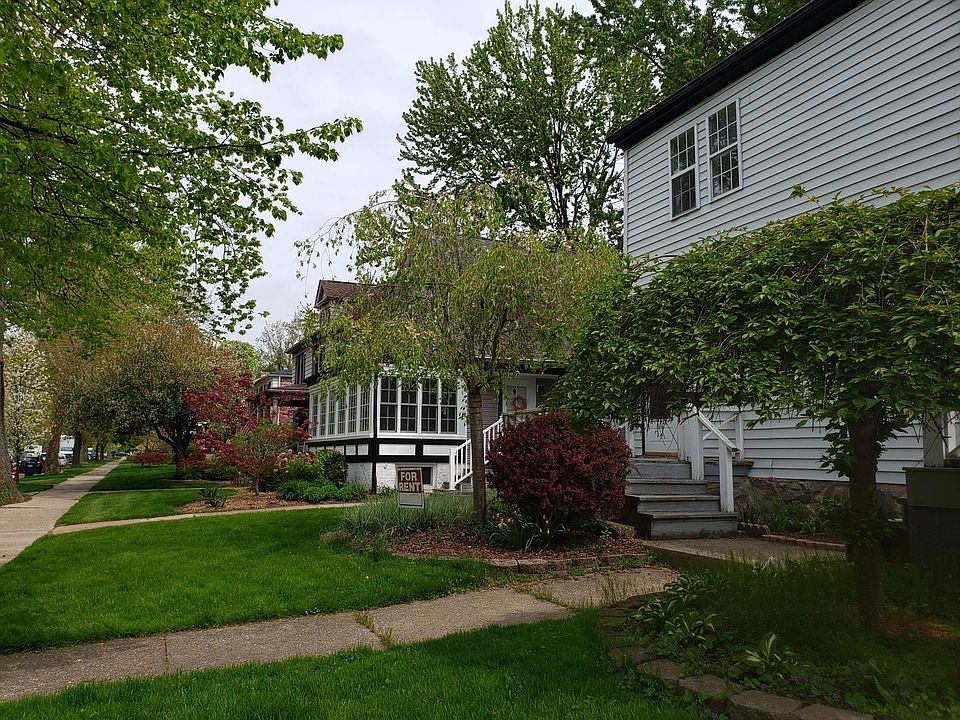 One home off Jefferson, perfect location for biking/walking the lakefront sidewalk. Close to the boating marinas and easy commute to Detroit.