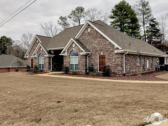 2nd image of 1019 White Oak Ln