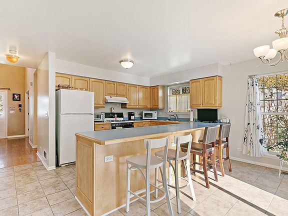 3rd image of 3187 Hampshire Ln