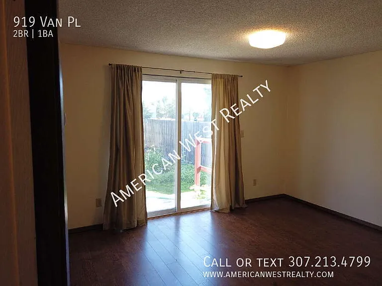 919 Van Pl — Photo 7