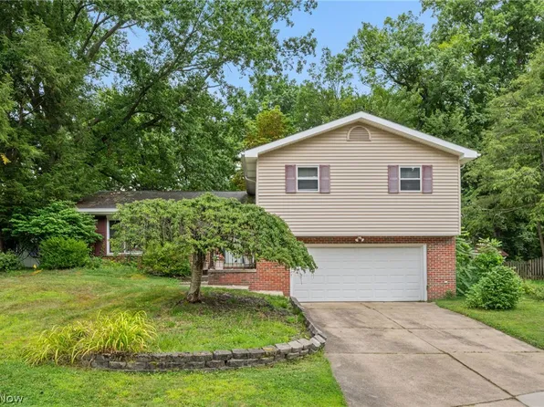 1590 Newcastle Cir, Akron, OH 44313