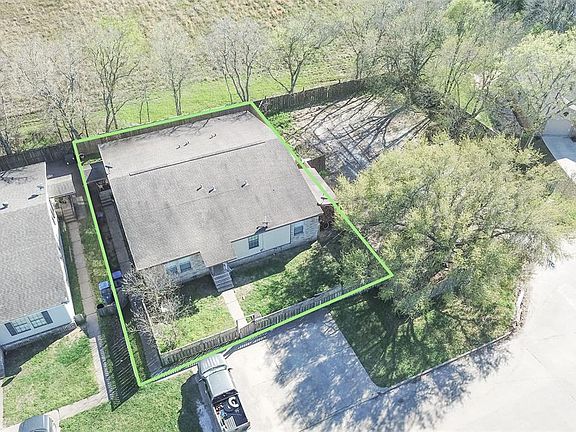 3rd image of 11 Carol Ct