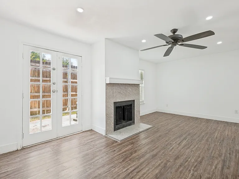 4624 San Jacinto St #B — Photo 2