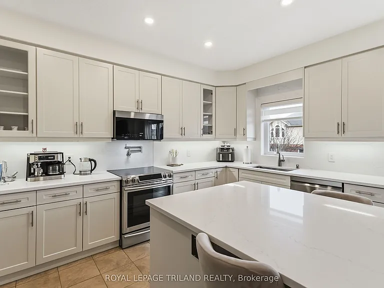 860 Kettleridge St — Photo 13