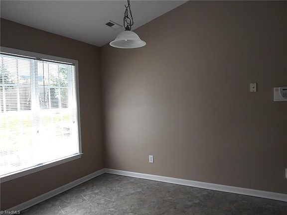 5th image of 10 Bluestem Ct