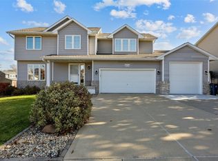 6934 Winthrop Rd NE, Cedar Rapids, IA 52402