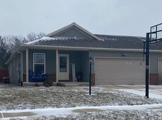 504 Prairie Crossing Dr, Mahomet, IL 61853