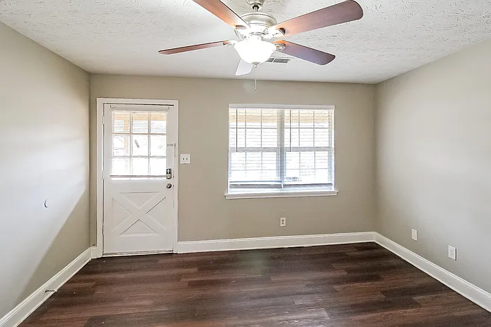 612 Ralph Rd SE — Photo 4