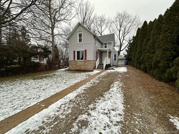 30233 Bayview Dr, Gibraltar, MI 48173