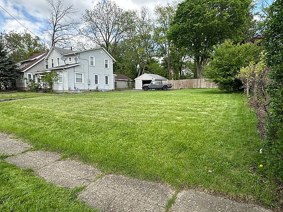 Large side yard