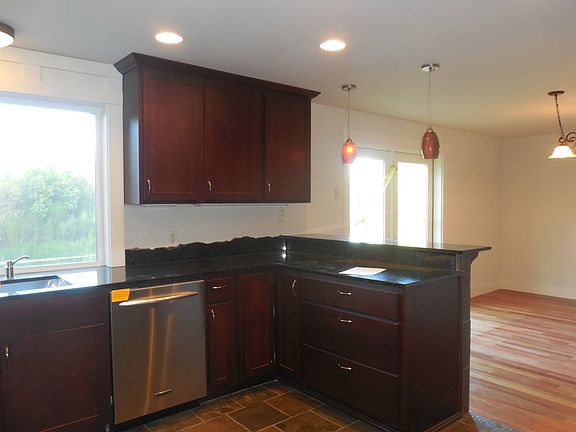 4th image of 41 NE Daly Dr