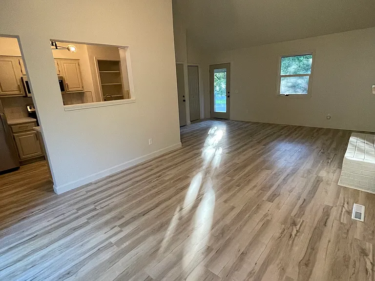 1207 Geneva St — Photo 14