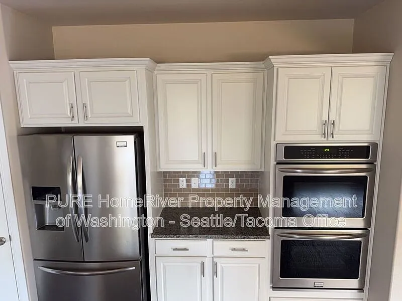 4 bed, 2.5 bath, 2501 sqft, $3,300 — Photo 4
