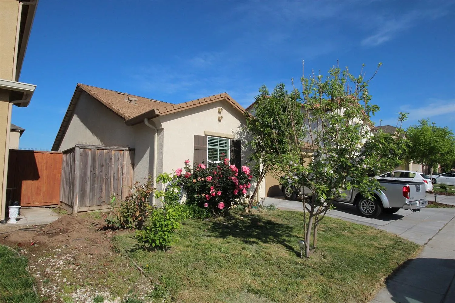 832 Kiwi St photo 1