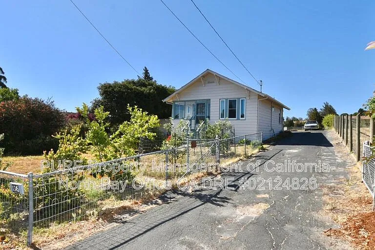 1345 Eastman Ln — Photo 2