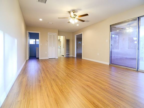 4th image of 1121 W Avenue J15