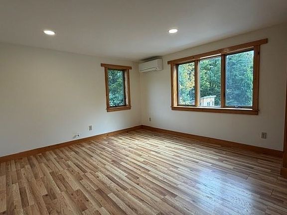 4th image of 81 Fairview Ave