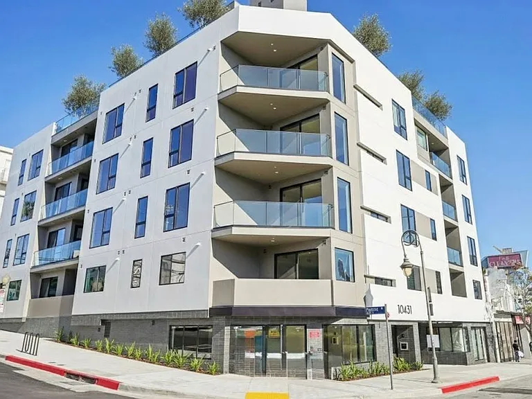 10431 Santa Monica — Photo 1