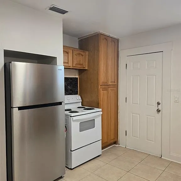 709 E James St — Photo 4