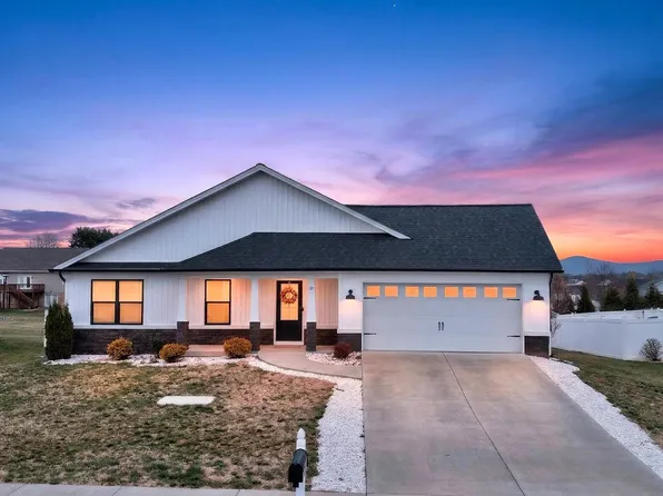 30 Oakbridge Dr, Waynesboro, VA 22980