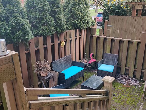 3rd image of 417 NE Ravenna Blvd APT 1R