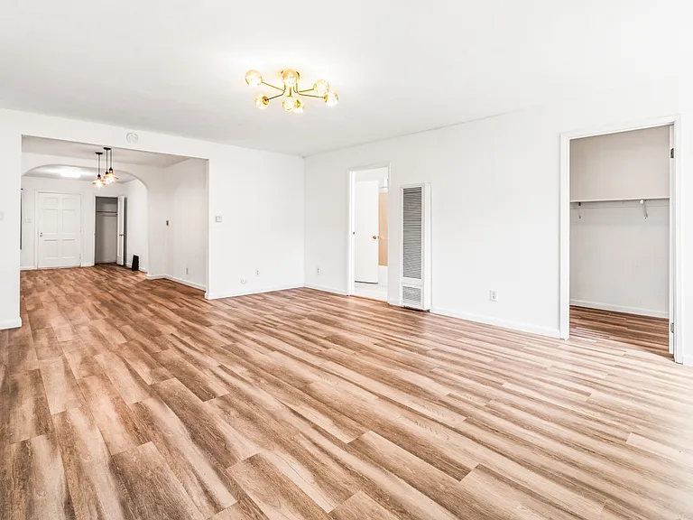 560 Russell St — Photo 17
