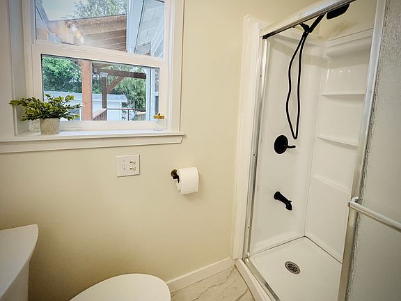 5th image of 2209 Talbot Rd S