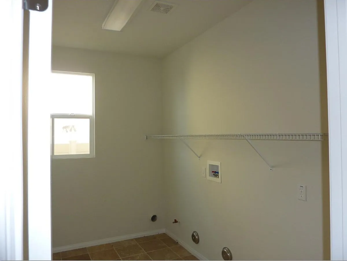 4 bed, 2027 sqft, $2,750 — Photo 3