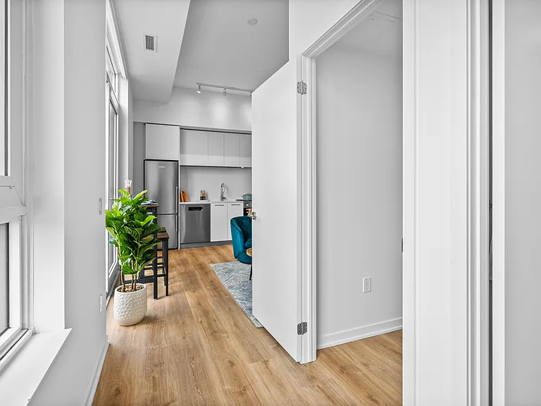 101 Roehampton Ave — Photo 37