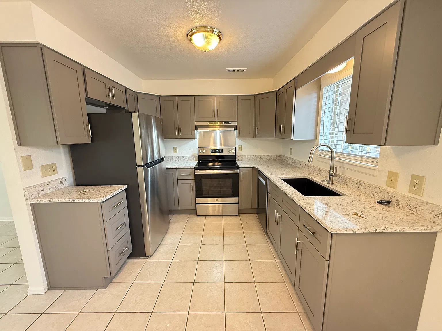 3 bed, 1394 sqft, $2,800 — Photo 3