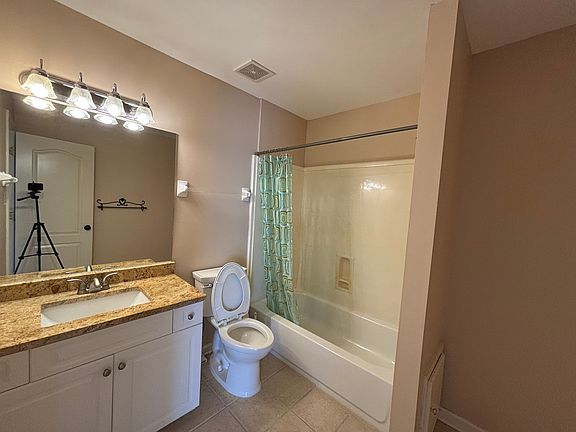 Guest bathroom 2 upstairs
