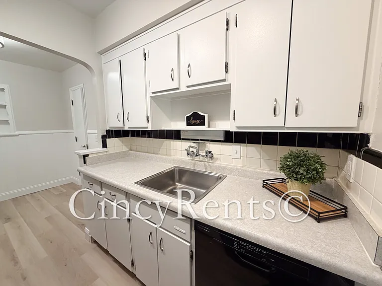 1110 Delta Ave #1 — Photo 8