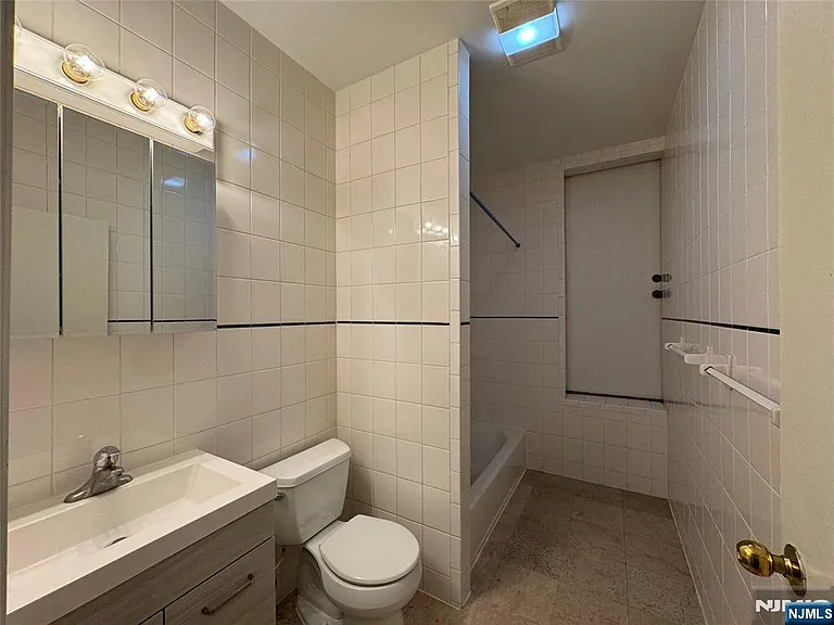 610 Devon St — Photo 22