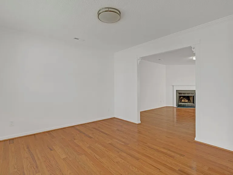 453 Waverly Pl — Photo 27